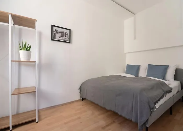 Grosse Terrasse, Klimaanlage Und U-bahn Naehe Apartment